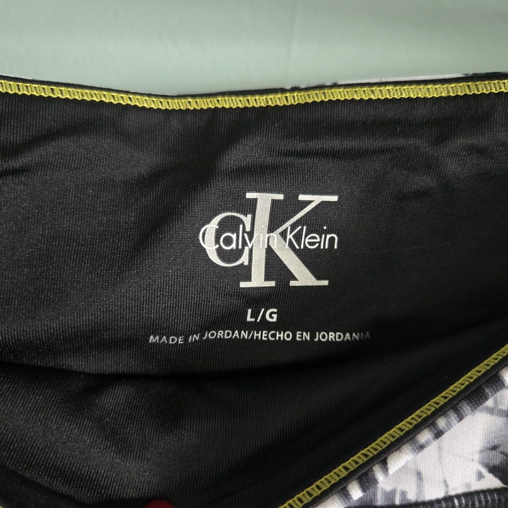 Calvin Klein Black & White Abstract Print Bike Shorts Size Large - Picture 9 of 10